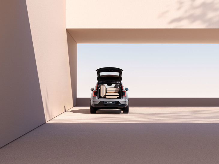 ボルボEX90（荷室）