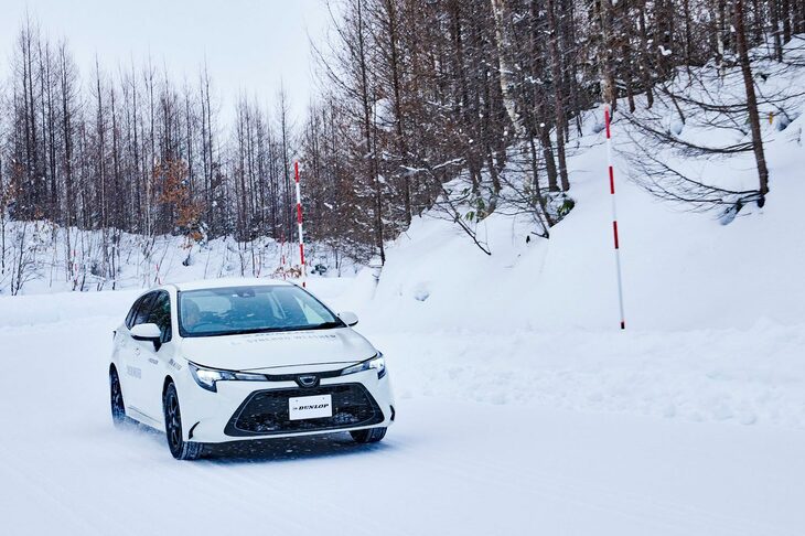 構内の周回路で、雪上での操作性を試す。正直、雪上でのグリップ力については、ライバルのなかにより優れた製品がある印象だが、そこはサマー性能とのバランスを優先しているのかもしれない。