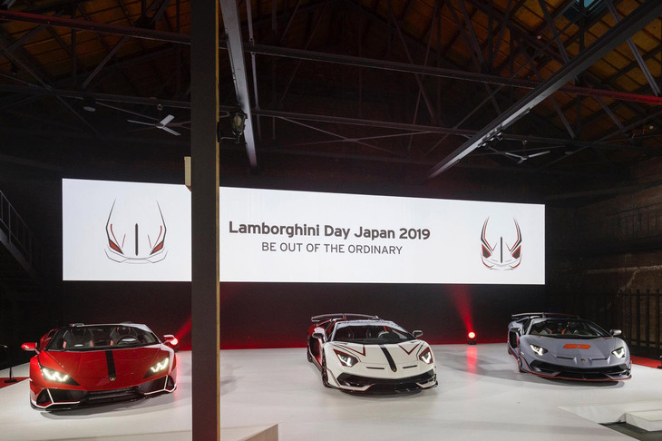 歌舞伎をモチーフにしたという「ウラカンEVOスパイダー」（左）と「アヴェンタドールSVJロードスター」（中央）の日本限定バージョン、アジアパシフィック地域で初公開となる「アヴェンタドールSVJ 63ロードスター」（右）。