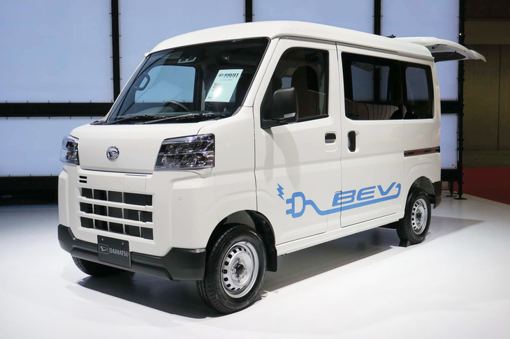ダイハツが「ジャパンモビリティショー2023」に出展した、新型の軽商用電気自動車。ダイハツが生産を行い、トヨタ、ダイハツ、スズキから2023年度内にリリースされる予定だった。