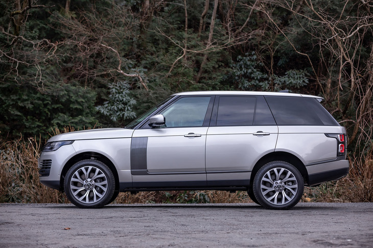 ドライブモードの選択によって、オフロード走行時などは最大80mm車高を上げて走行できる。写真は車高を最も上げた様子。