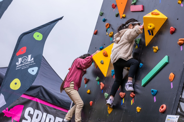 初めての方はもちろんのこと、大人から子供までがチャレンジできる本格的なボルダリングウォールが「アクティビティエリア」に設置された。