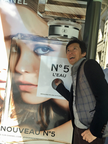 こちらはオペラ座前のバス停で見つけたシャネルの広告。穴に手を突っ込むと、N°5の新作オードゥ トワレットが噴き出す。誰がいつチャージしているのか、気になるところ。