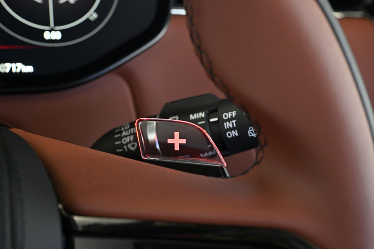 「SV」モードを選択するとステアリングホイールの奥に備わる左右のシフトパドル先端に、レッドのイルミネーションがともる。