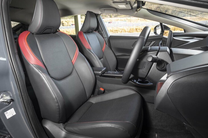 上級グレードのフロントシート。フロントサイドウィンドウの輪郭からもわかるとおり、Aピラーは大きく傾斜しているものの、窮屈さは感じない。