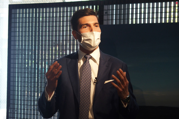 「ランボルギーニ・ウラカン テクニカ」の発表イベントで車両紹介を行ったランボルギーニ・ジャパンのゼネラルマネージャー、ダビデ・スフレコラ氏。