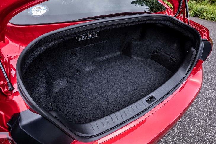 ハイブリッド車の荷室容量は385リッター。トランクスルー機構などは備わっていない。参考までにV６ターボ車の荷室容量は510リッターとなっている。