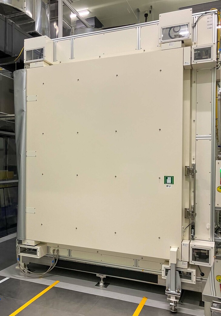 プラント内にはさまざまなメーカーの機器、設備が収まっているのだが、いずれも社名などは隠されていた。写真は正極真空乾燥炉。