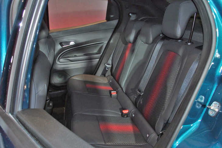 アルファ・ロメオ・ジュニア（リアシート）