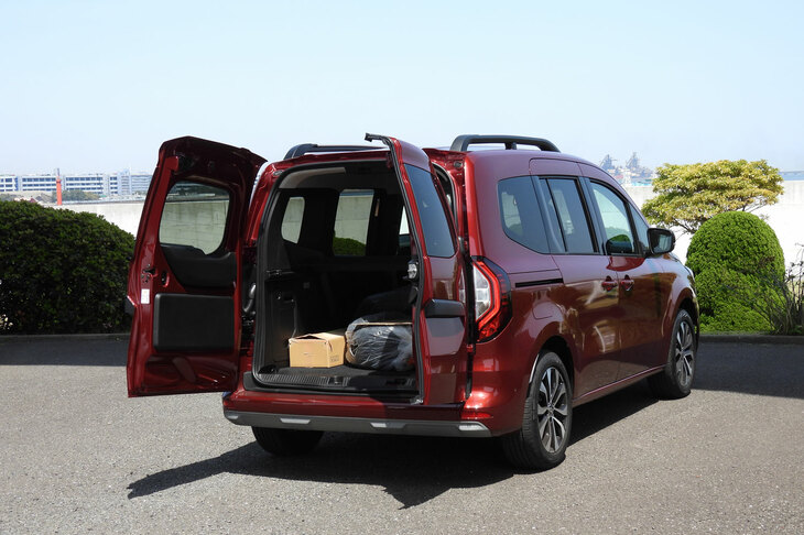 撮影を終えたら、再び荷物を荷台にしまい、東京へゴー・ホーム。今回は東京－横浜の短距離ロケだったが、早朝スタート・メンバー多め・重い荷物の積み下ろしアリの3重苦で、心身ともにゾンビと化した。