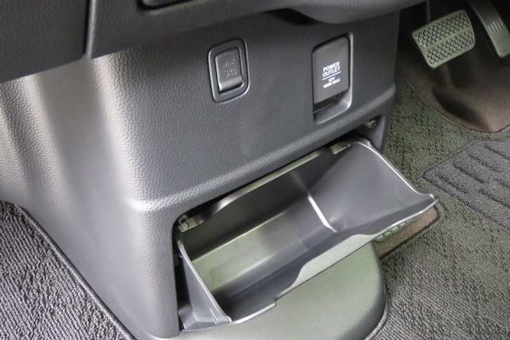 ホンダN-BOXカスタムG・L Honda SENSING（収納）