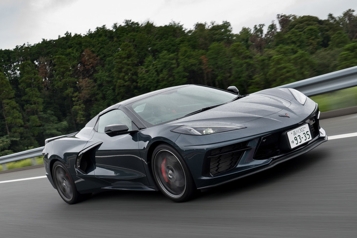 フロントエンジン車と比べて前荷重の小さなミドシップ車でありながら、新型「コルベット」はフロントタイヤの接地感がしっかりと感じられ、安心して運転することができる。