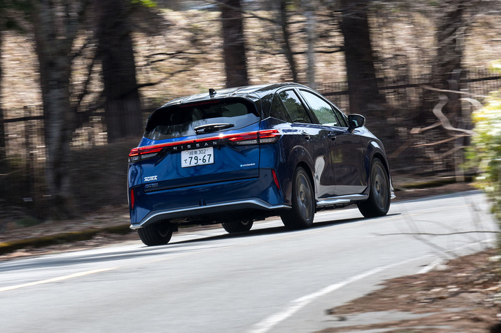 リアには取り付け部材の形状にもこだわったというヤマハのパフォーマンスダンパーを装備。大型のルーフスポイラーも「スポーツスペック」専用だ。