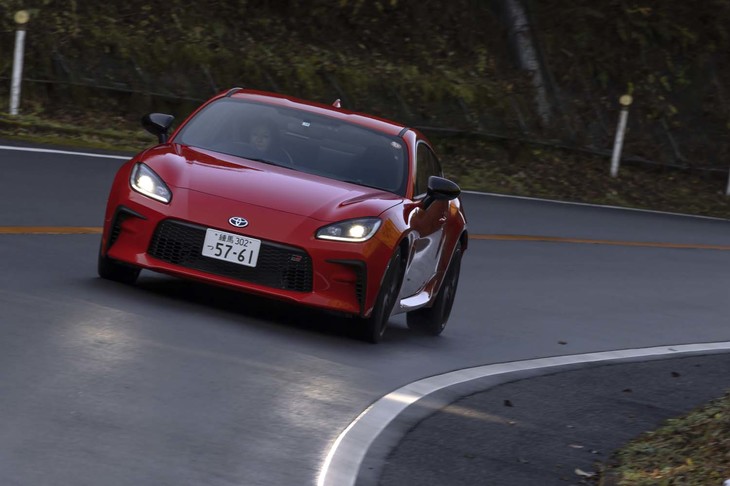 WLTCモードの燃費値は11.9km/リッター。6段AT車の11.7km/リッターをしのいでいる。