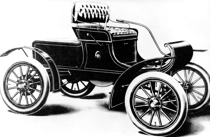 1901年に登場したオールズモビルの「カーブドダッシュ」。アメリカ初の量販モデルで、安価で丈夫、かつ走破性に優れたクルマだった。