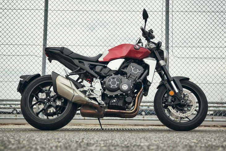 力強さを感じさせる、台形型のプロポーションが目を引くサイドビュー。市街地ではアップライトな姿勢を、ワインディングロードでは前傾姿勢を無理なくとれるライディングポジションが追求されている。