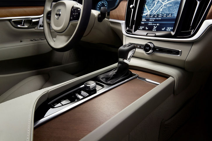 シンプルでありながら、吟味した素材で贅（ぜい）を尽くした仕上がりは、何とも新鮮で魅力的だ。