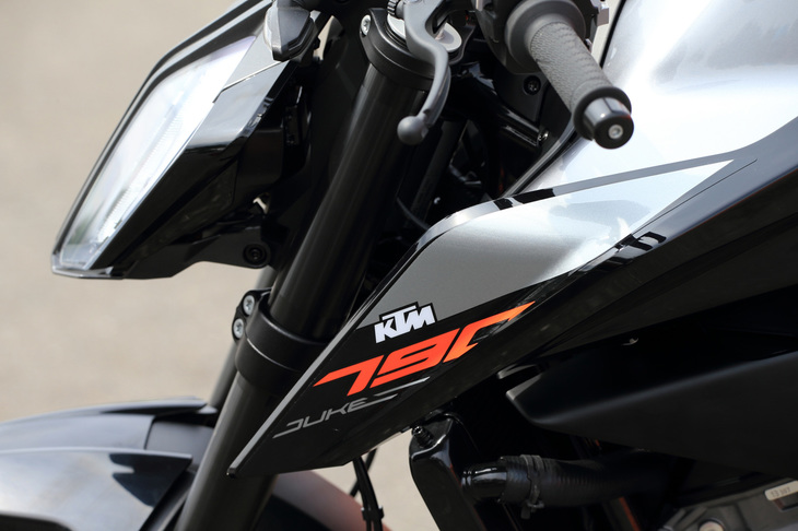 カウルにあしらわれた「790」のロゴ。「デューク」シリーズには同車のほかに、「125デューク」「250デューク」「390デューク」「690デューク」（2018年は日本への導入なし）、「1290スーパーデュークR」「1290スーパーデュークGT」がラインナップされている。