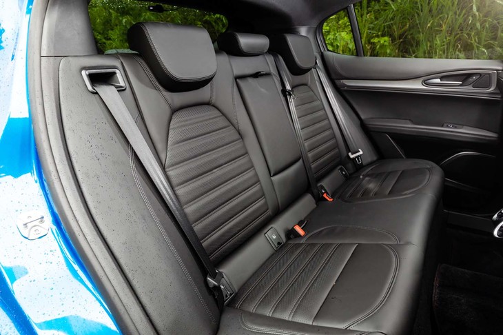 後席は40：20：40の3分割式。中央席の背もたれは左右席のアームレストを兼ねている。