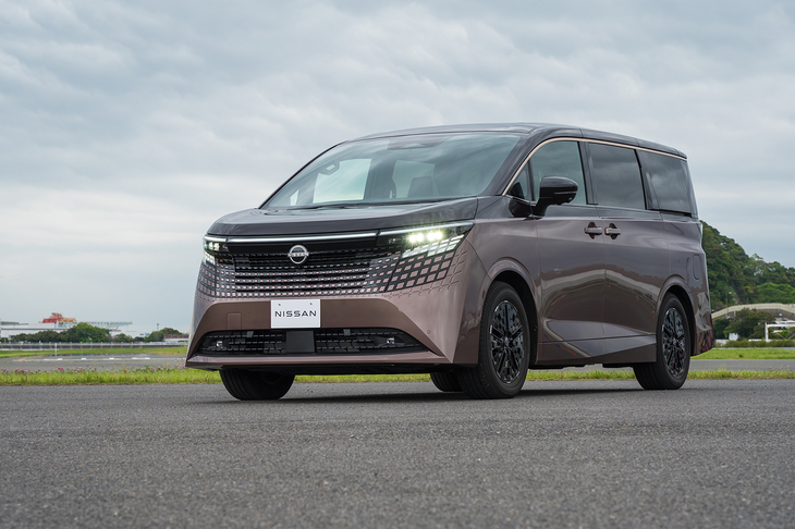 4代目となる新型「日産エルグランド」は2026年夏に発売予定。歴代モデルのデビューは初代が1997年で2代目が2002年、3代目が2010年。2代目まではFRベースのシャシーを採用していた。