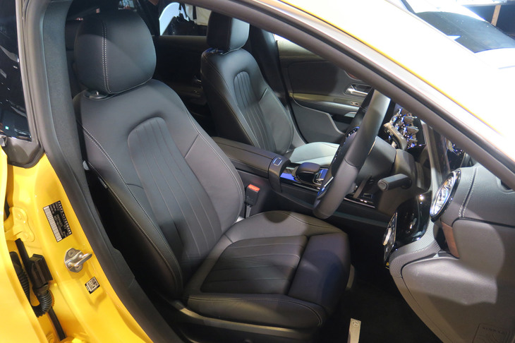 メルセデス・ベンツCLA200dシューティングブレーク（フロントシート）