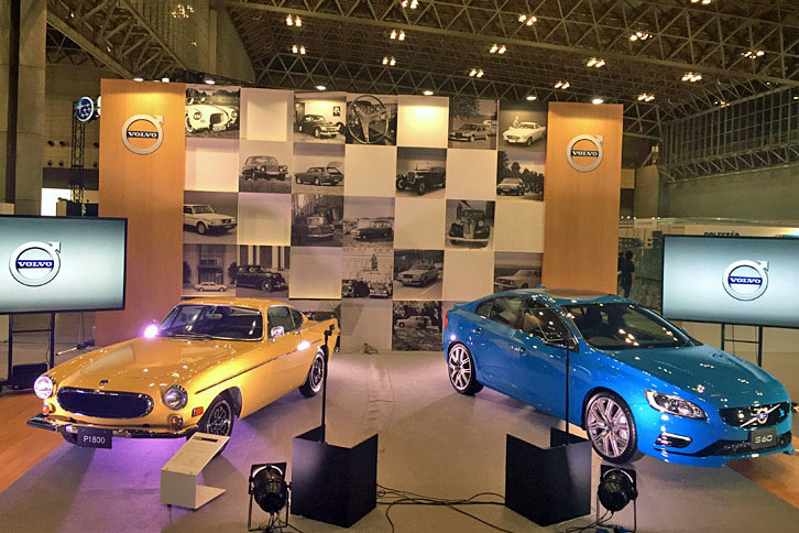 「ボルボS60ポールスター」（右）と「ボルボP1800」（左）。