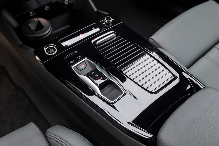 車内空間のデザインは操作のしやすさ、分かりやすさにも留意したもので、各所のコントロールパネルをグロスブラックで統一するなど、機能・役割に応じたゾーニングを行っている。車両の操作方法は既存のアウディ製BEVと同じで、センターコンソールのスタートスイッチで始動。スライド操作のシフトセレクターで前進／後退などを選択する。