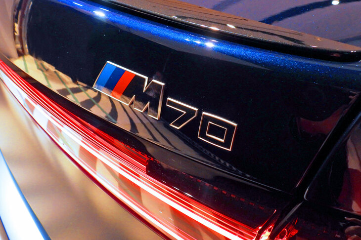 BMW i7 M70 xDrive（「M70」バッジ）