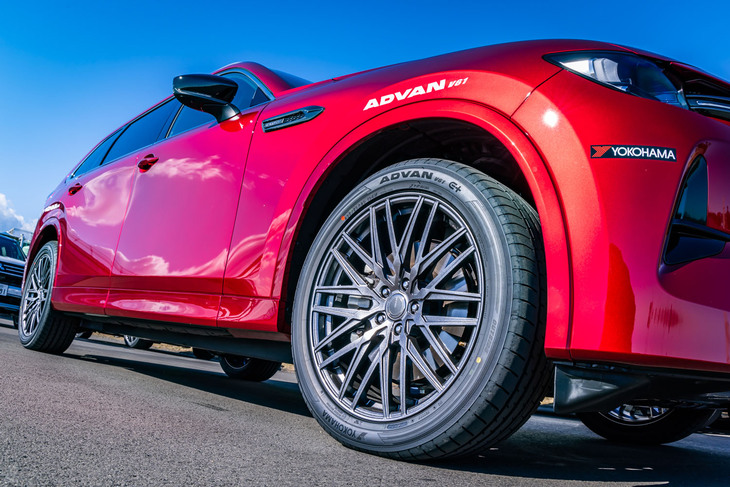 横浜ゴムが2024年12月25日に発表したフラッグシップタイヤブランド「ADVAN（アドバン）」の新商品「アドバンV61」。プレミアムSUV向けタイヤとして2025年3月に発売される。