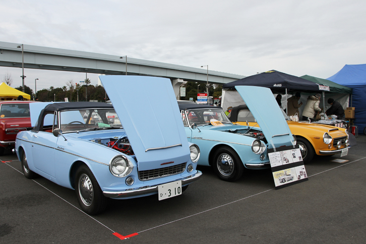 SP/SRオーナーズクラブは、（写真左から順に）1963年と64年の「ダットサン・フェアレディ1500（SP310）」と北米仕様の1967年「ダットサン2000ロードスター（SRL311）」を展示。