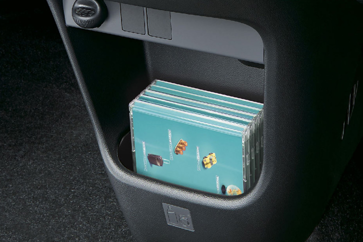 シフトセレクターの下にあるインパネロアポケット。写真のように、CDなどを入れておくのに便利。