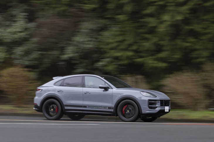 新しいサスペンションによって速度域を問わずにフラットライドになり、ピッチ方向の姿勢変化が抑えられたように感じた。