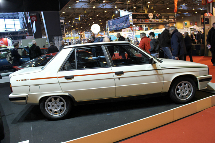 ルノーのターボ攻勢は当時、このようなコンパクトなベルリーヌにまで及んだ。写真は1986年製の「ルノー9ターボ」。1.4リッター直4＋ギャレット製T2ターボは、最高出力105ps/5500rpmを発生。最高速は184km/hだった。