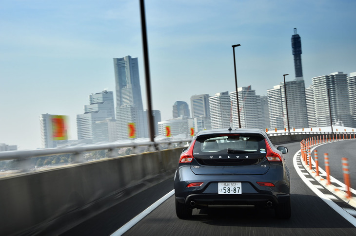 ブーメラン型のコンビランプが目を引く「V40 T3モメンタム」のリアビュー。グロスブラックのパネルや2本出しのエキゾーストパイプも特徴となっている。