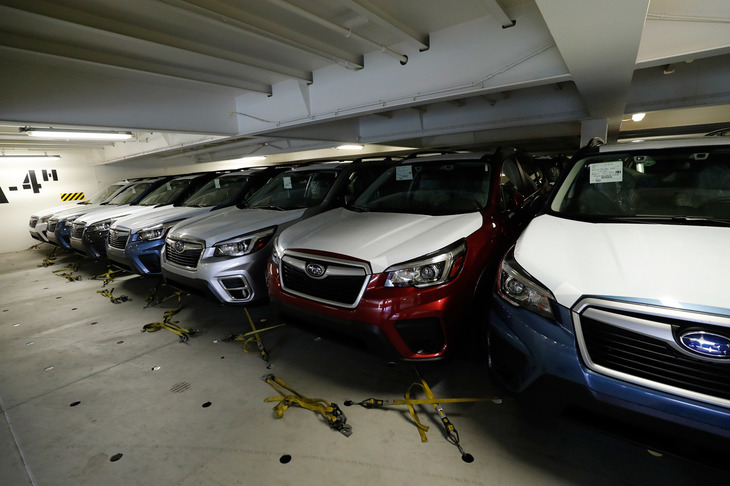 航海中、船が揺れることでボディーが接触しないよう、車両はベルトでしっかりとデッキに固定される。