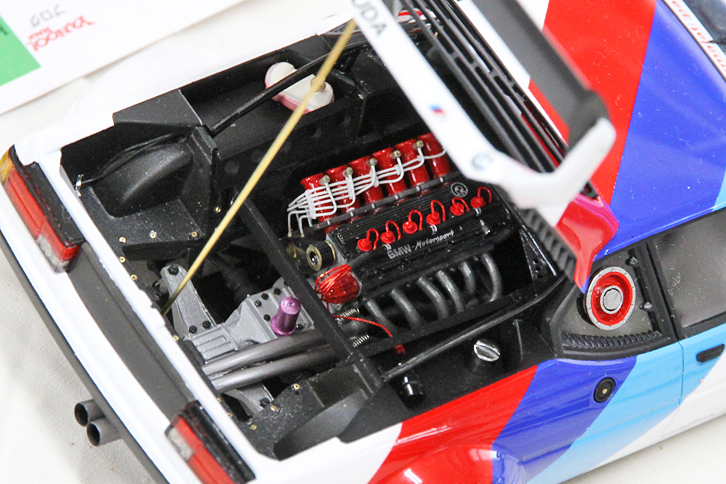 先の「BMW M1」と同じ作者によるニキ・ラウダ仕様の「BMW M1プロカー」は、エンジンが作り込まれていた。パイピングや配線類に使われているのは、0.3mmの銅線という。