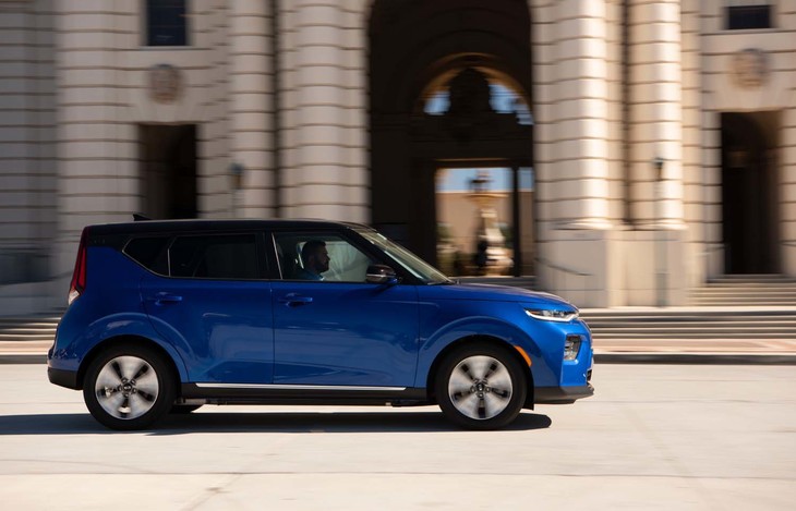 「日産キューブ」や「トヨタbB」を思わせる「キア・ソウルEV」。航続距離のメーカー公称値は450kmとなっている。