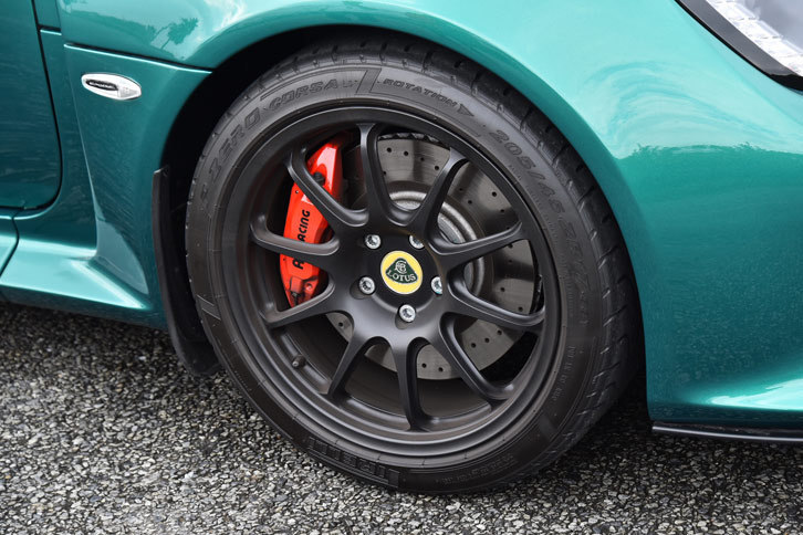 
	タイヤサイズは前が205/45ZR17、後ろが265/35ZR18。「ピレリPゼロ コルサ」が純正装着される。
	