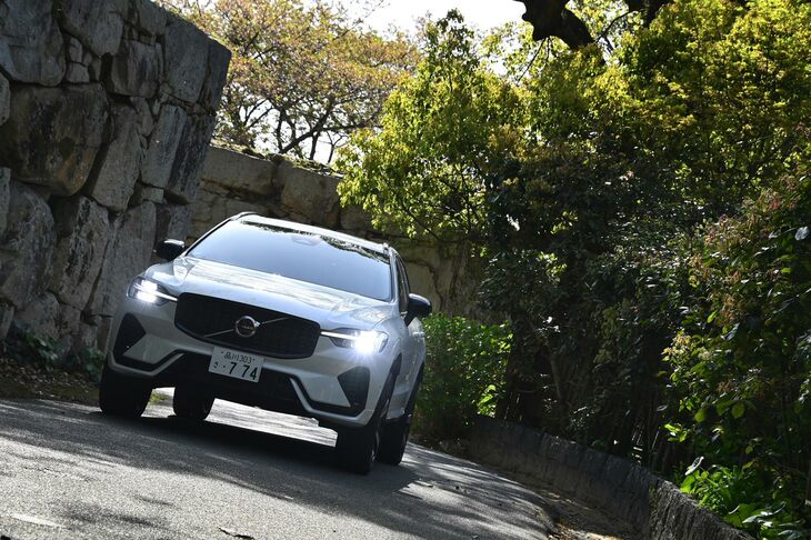 ボルボXC60リチャージ アルティメットT6 AWDプラグインハイブリッド（萩城にて）