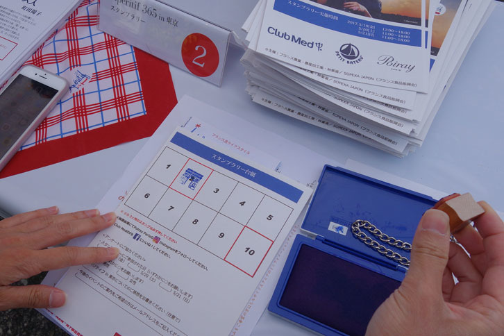 各ブースを回る前に必ず手に入れておきたいのが、スタンプラリーの台紙。会場内10カ所に設置されたスタンプを7個以上集めることで、ハズレなしの福引に参加できる。