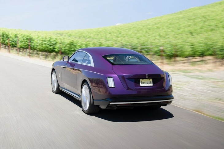 2.9tという重量級のボディーながら、「スペクター」は0-100km/h加速を4.5秒でこなす。