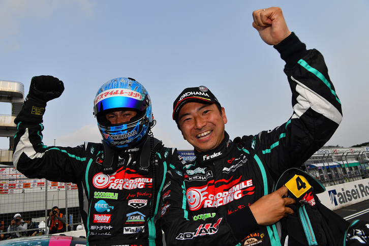 ガッツポーズの谷口信輝（写真左）と片岡龍也（同右）。チームに3年ぶりの栄冠をもたらした。