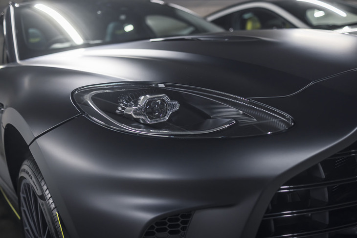 アストンマーティンDBX707ミッドナイト ポディウムエディション