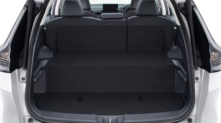 後席後方に水素タンクがレイアウトされているため荷室には段差が生じるが、利便性に配慮し、隔壁はあえてフラットな面で構成している。