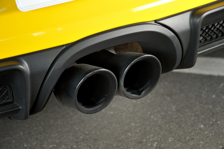 マフラーには「スポーツクロノパッケージ」で選択された走行モードに応じて、排気音が切り替わる機能が備わっている。