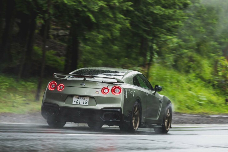 2024年モデルでは騒音規制に対応した効果が確かに感じられた。排気音が抑えられたため、従来モデルよりもドライバーがスピードを感じ取りづらくなっている。