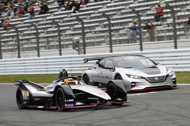 続いて、これも初走行披露となる新型「リーフ ニスモRC」（写真奥）を2台従えて、「フォーミュラE」がホームストレートを何度か往復。