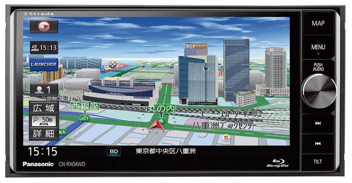 一般的な2DINサイズナビにブルーレイプレーヤーを搭載した「CN-RX04」。従来モデル「CN-RX03」に逆走注意アラーム機能やハイレスポンスな操作性が追加された。写真は横幅200mmのワイドモデル「CN-RX04WD」。