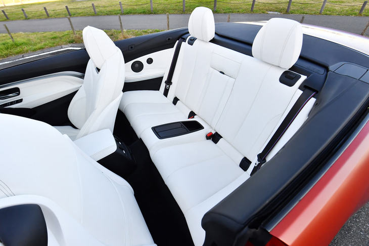 後席の定員は2人。その背もたれはやや直立気味で、左右の座席間にはカップホルダーや小物入れが設けられている。