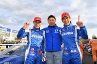 勝利に笑顔を見せる、KEIHIN REAL RACINGの3人。写真左から塚越広大、金石勝智監督、そして小暮卓史。